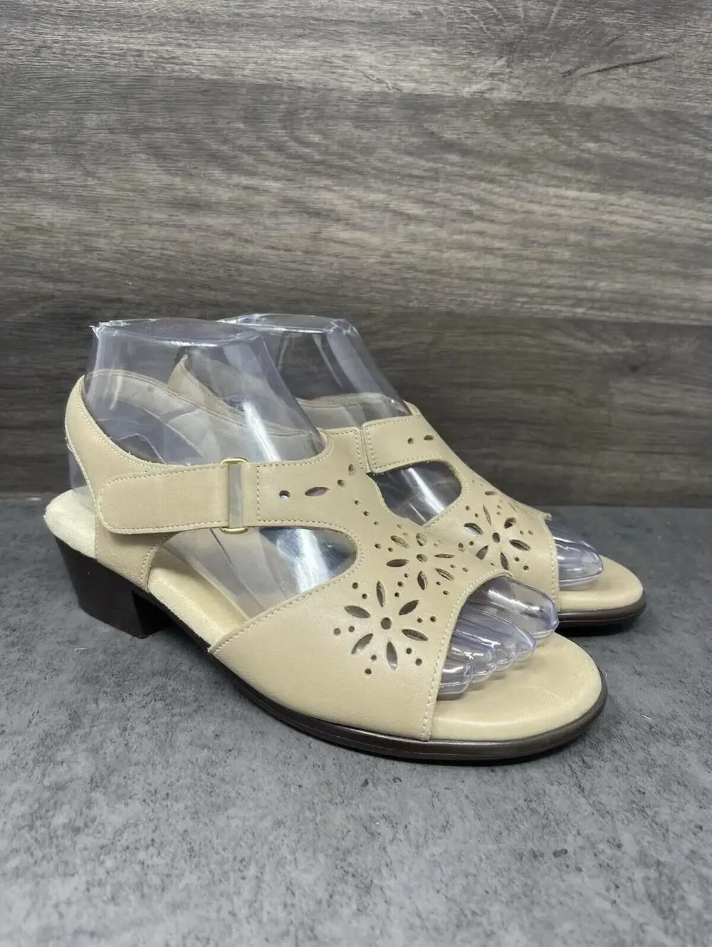 SAS Sunburst Sandals Womens Size 6.5 Cream Leather Wedge Heel